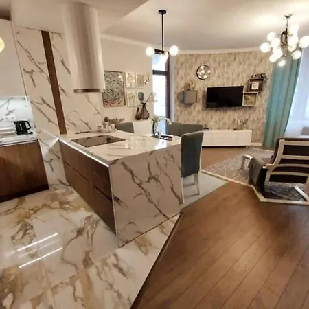 красив с целогодишен топъл басейн и джакузи *